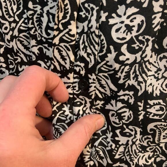 Liz Claiborne black and white floral patterned lightweight blouse in Sz M. NWOT - Picture 4 of 6